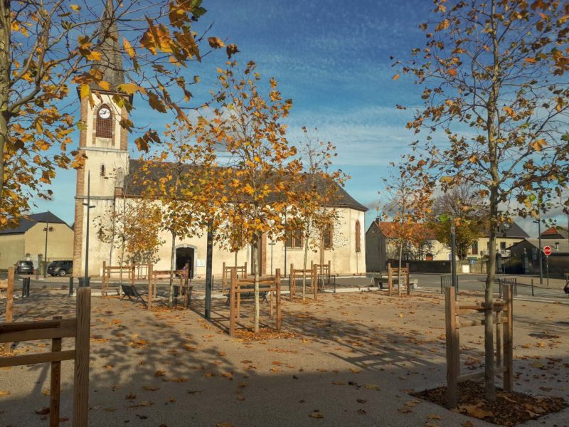 La place terminée, à l'automne