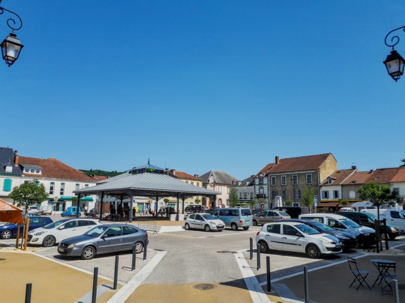 Un angle de la place centrale de la bastide