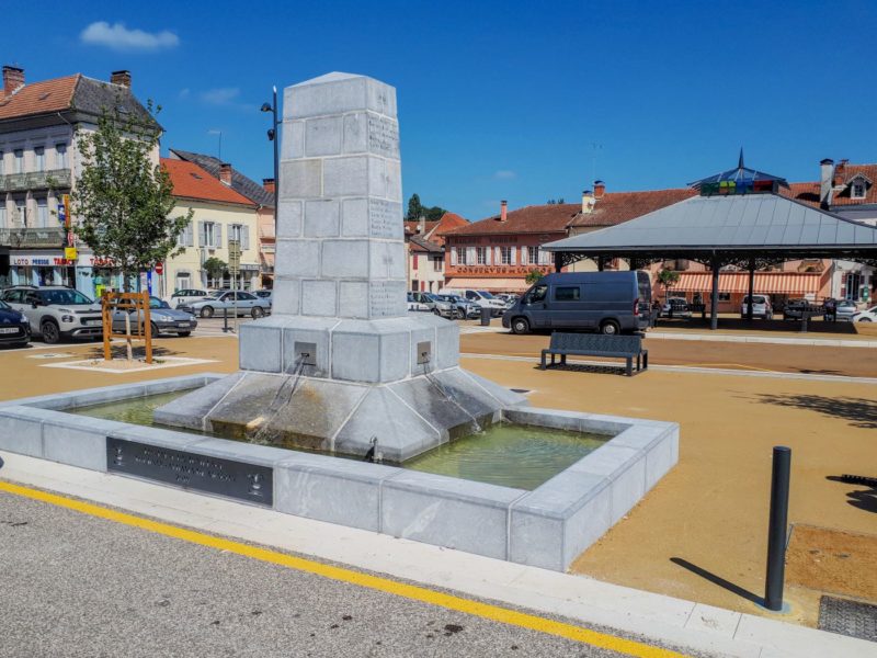 Fontaine du souvenir et halle nouvelle