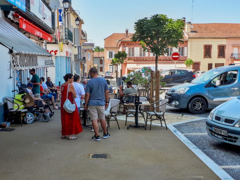Larges pieds de murs piétons pour les commerces
