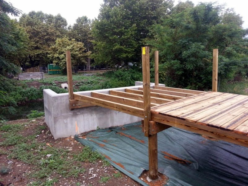 Ponton en bois et support béton pour la passerelle