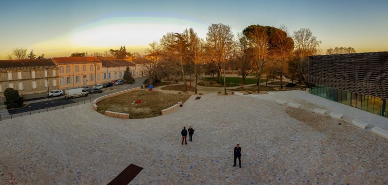 Vue d'ensemble de la place et du parc