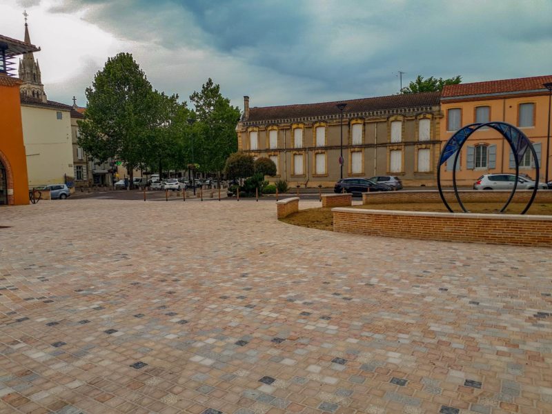 Le parvis et l'oeuvre vers le centre ville