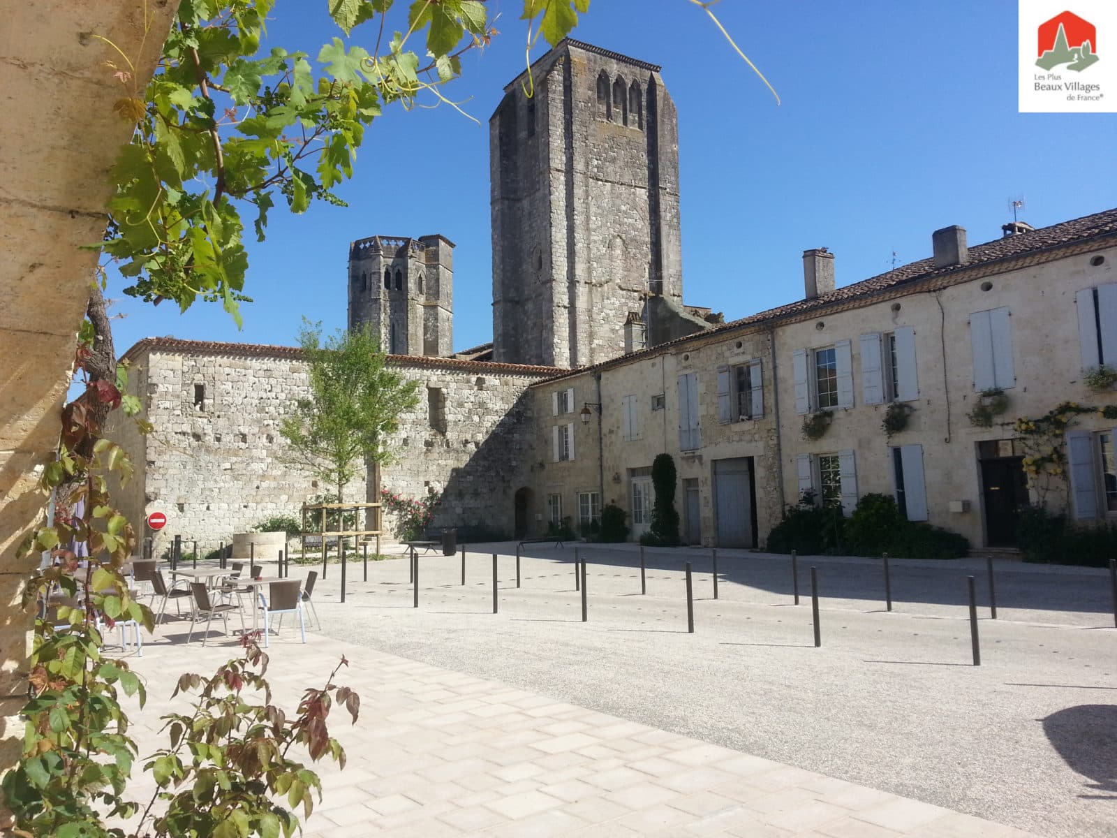 Place E. Bouet et sa Collégiale