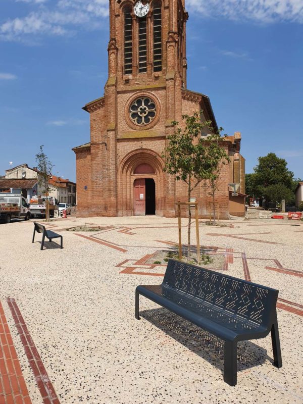 Le parvis de l'église et le mobilier spécifique