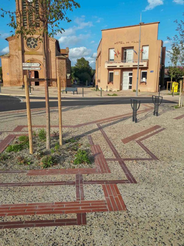 Graphique Art déco en cohérence avec le bâti de 1930 du centre du village