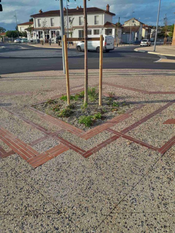 Graphique Art déco en cohérence avec le bâti de 1930 du centre du village